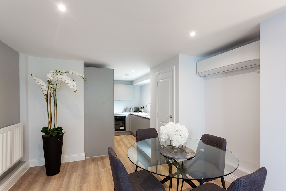 The Carlyle - Elegant Serviced Apartments