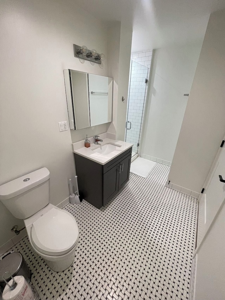 Cozy and Modern Stay in the Heart of C