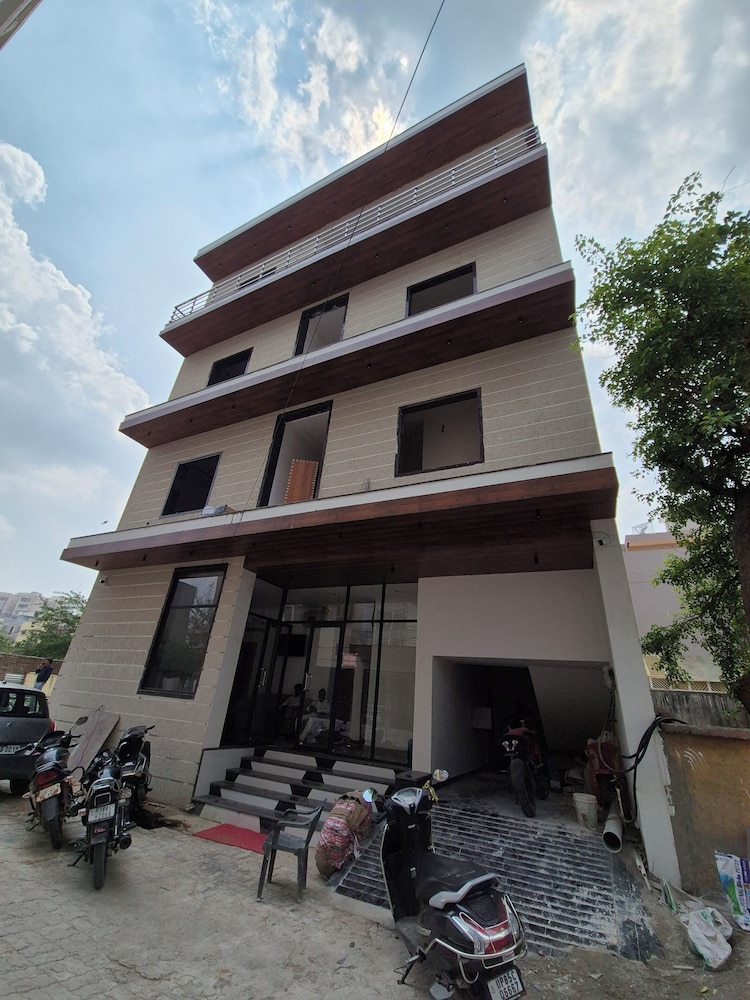 OnlyStay Surbhi Dham
