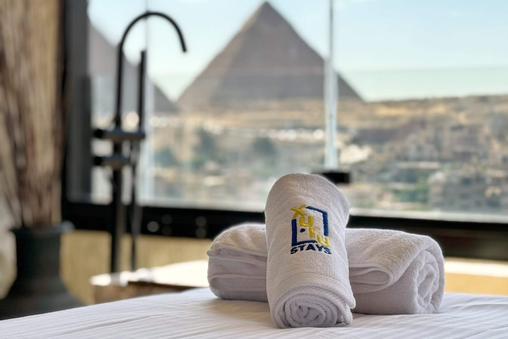 The 2 BDR Pyramids Vista w/ Bathtub