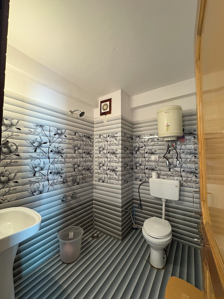 New Shri Anand Best Hotel Berinag