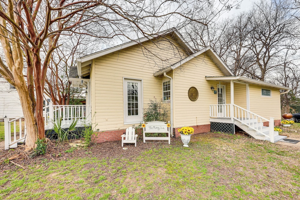 Walk to Lake Chicot: Cottage w/ Yard & Views!