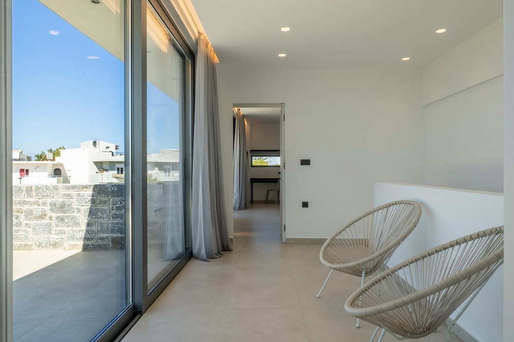Aethra Grand- Luxury 5-bed Villa 850m From Beach