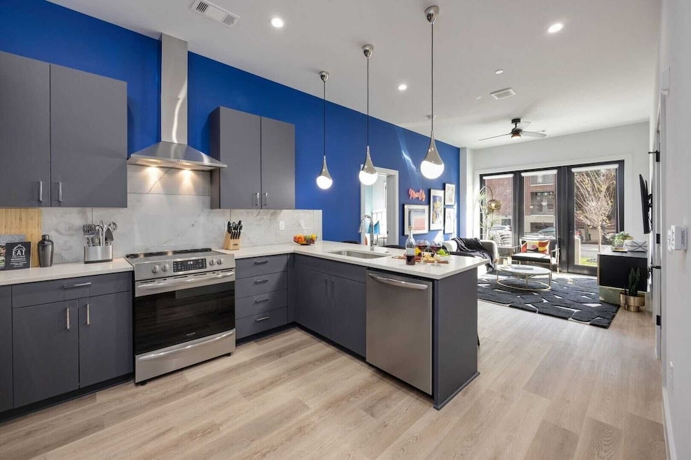 2 Modern Apartments in Heart of Midtown, Walkable Location Patio, Pool & Gym