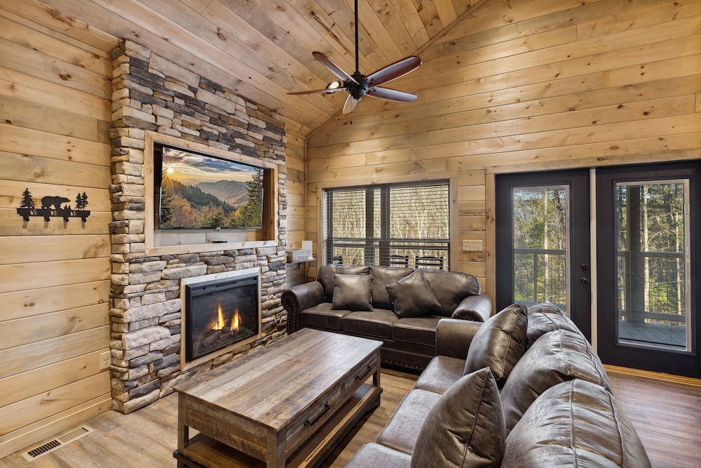 Hillside Hideaway 3 Bedroom Cabin by RedAwning view 5