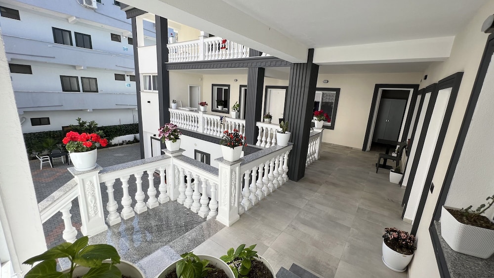 VILA AARON