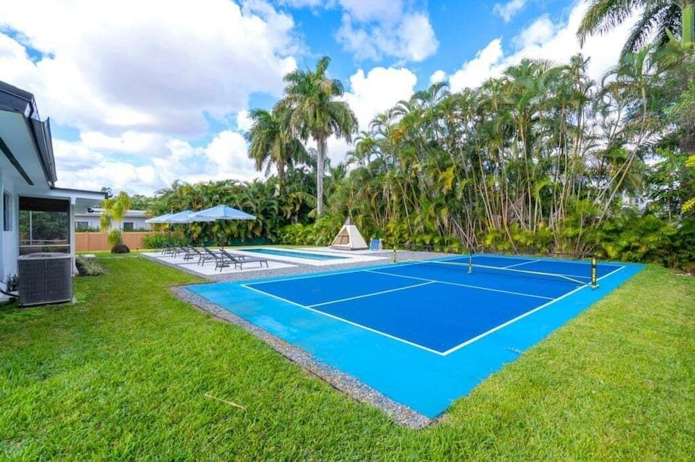 4br Biscayne River Home: Pool & Pickleball Fun 4 Bedroom Home