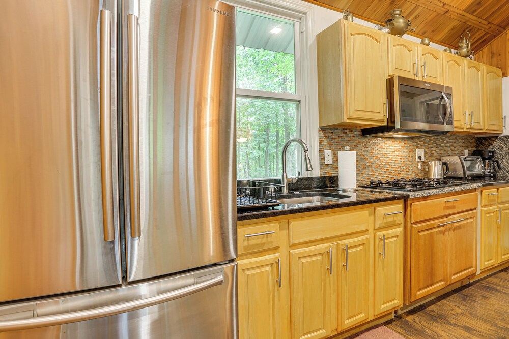 5 Mi to Monticello Raceway: Cabin w/ Pool Access!