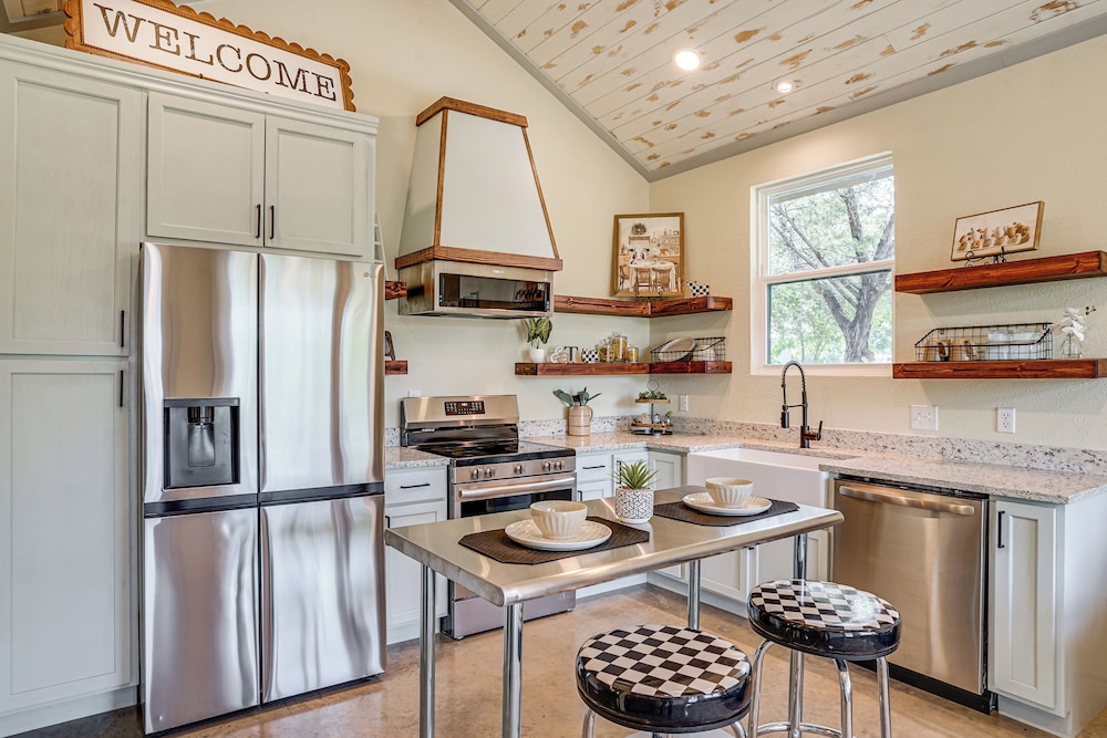 Recently Built Cabin w/ Pavilion in Granbury!