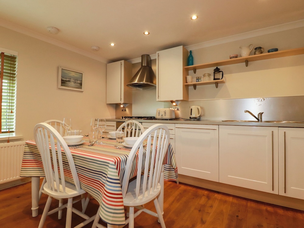 6 Trelawney Court