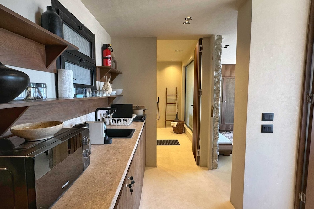 The 2 BDR Pyramids Vista w/ Bathtub