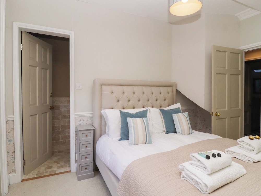 2 Castlegate