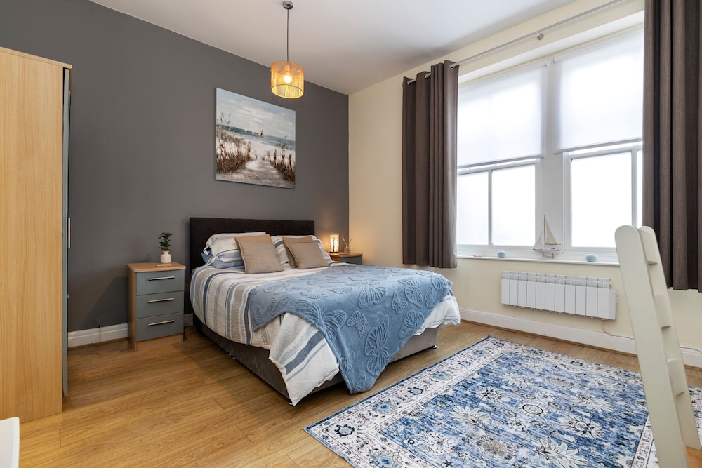 Tenby Studio Apartment - Stroll to Beach and Town