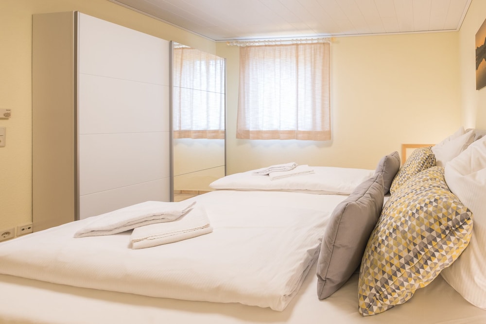 Awad's Yellow Apartment en Rust — hotel room