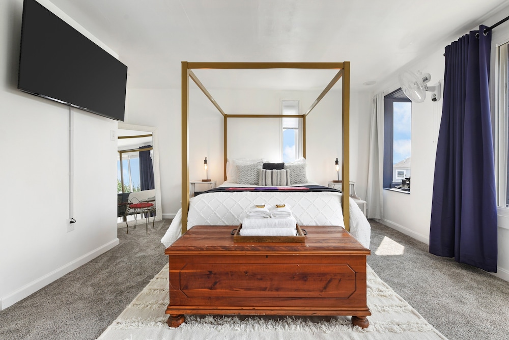 Yinz Retreat, Above the City Home