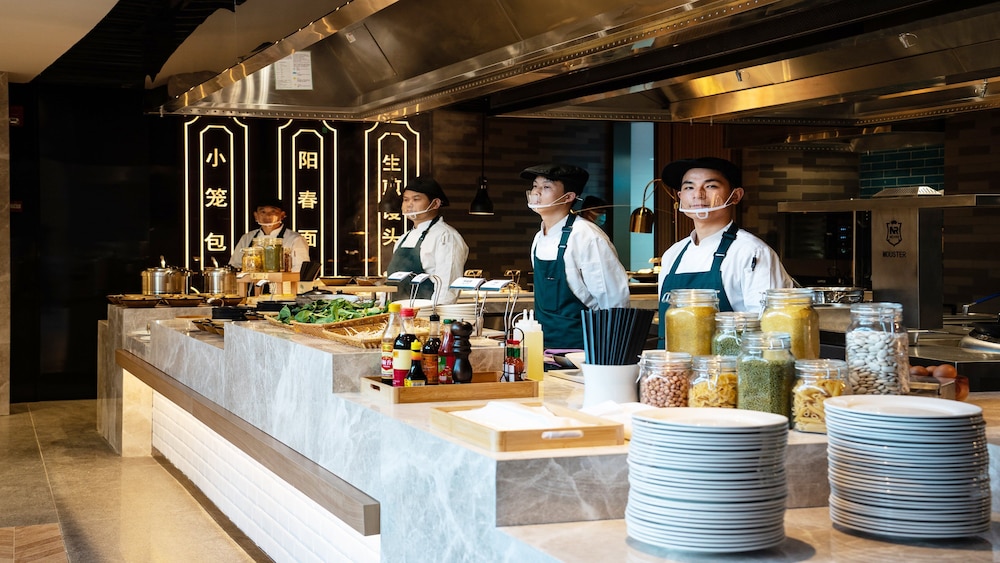 Holiday Inn Shanghai Nanjing Road by IHG 38