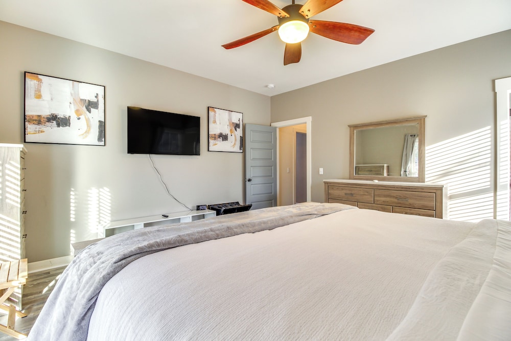 Private Pool & Game Room: Home Near Savannah