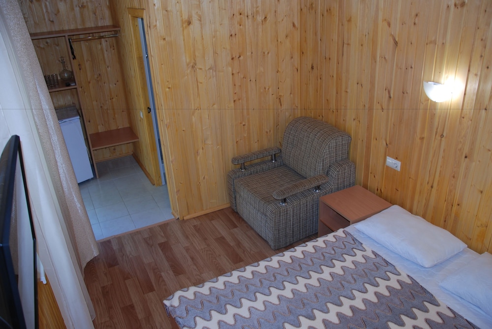 Peak Season Hotel