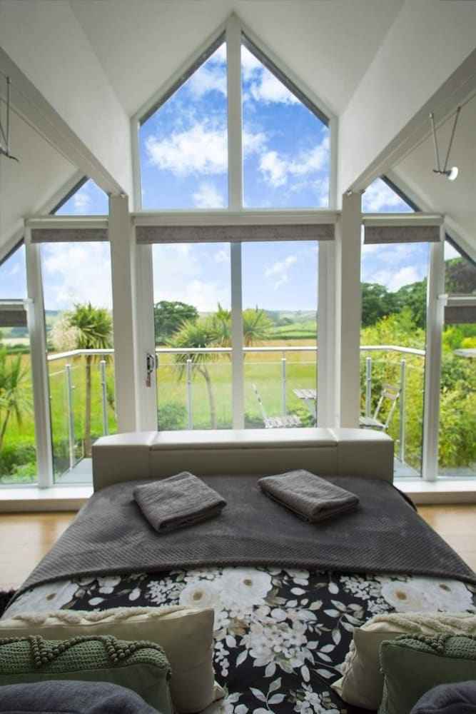 5 Bed House-sleeps 14-hot Tub-bar-garden-parking