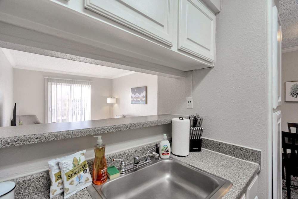 Lovely Midland Getaway With Fitness Center view 4