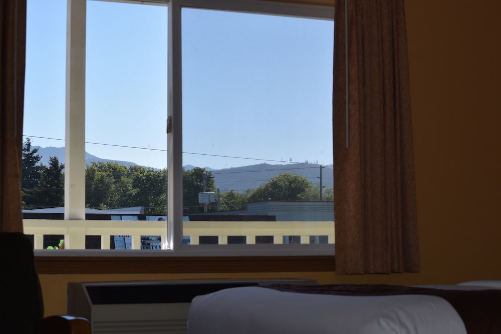 The Royal Victorian Motel