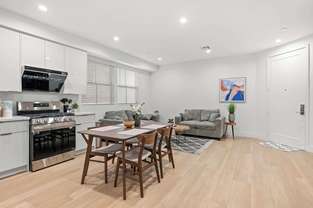 Not Affected by the Fire/modern 5BR Home With Parking, Near LA Attractions #4