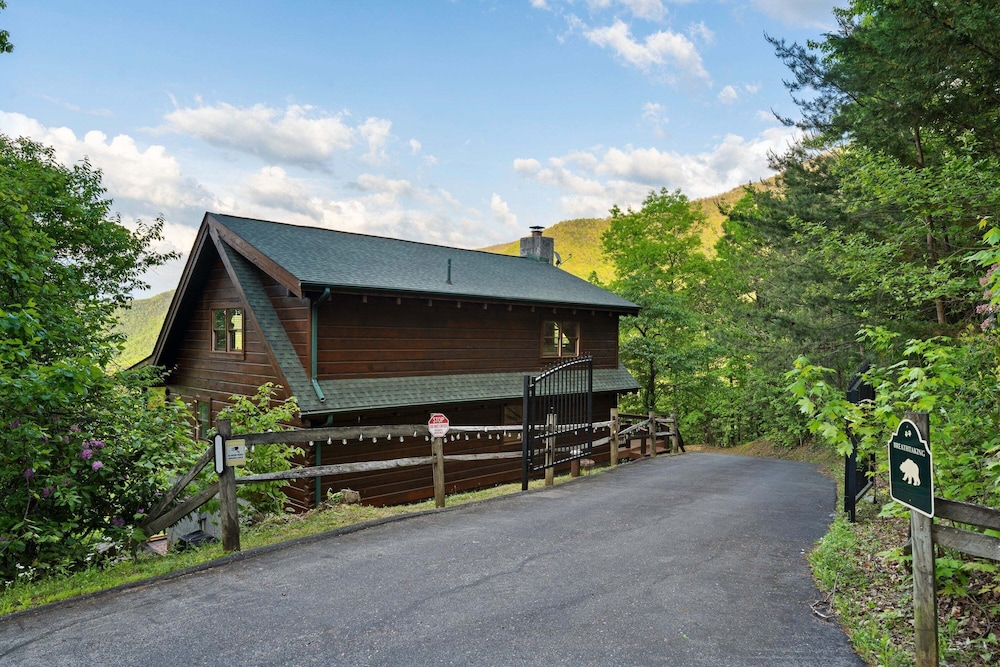 Breathtaking Hideaway 5 Bedroom Cabin
