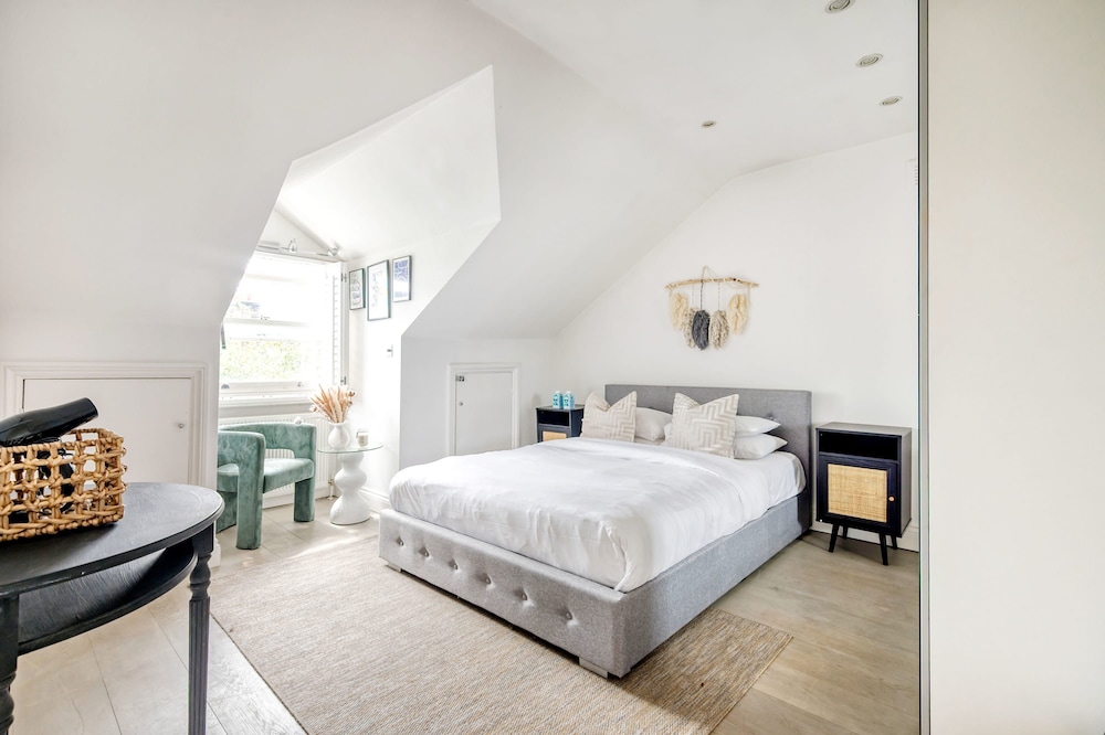 The Luxury Treehouse - One bed Little Venice - by Out of Office Lifestyle