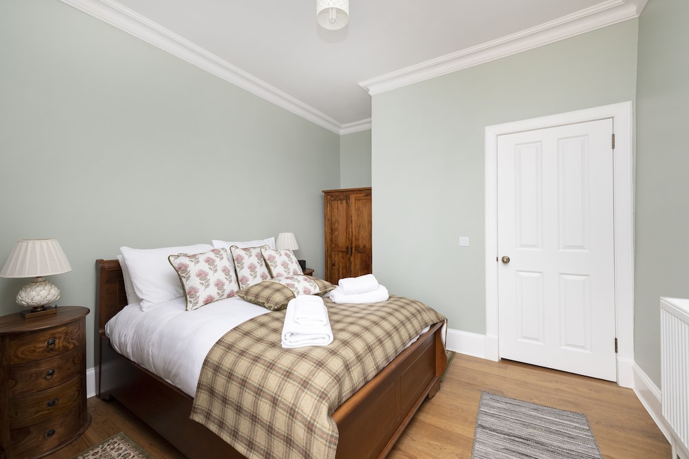 JOIVY Charming 2-Bed Flat Near Edinburgh Castle view 4