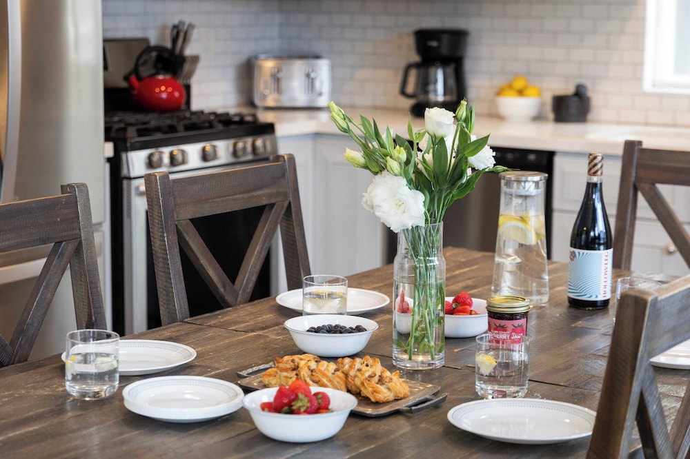Sleeps 18 Steps to the Beach, Shops & Eateries Ocean Views, Patio, Fire Pit