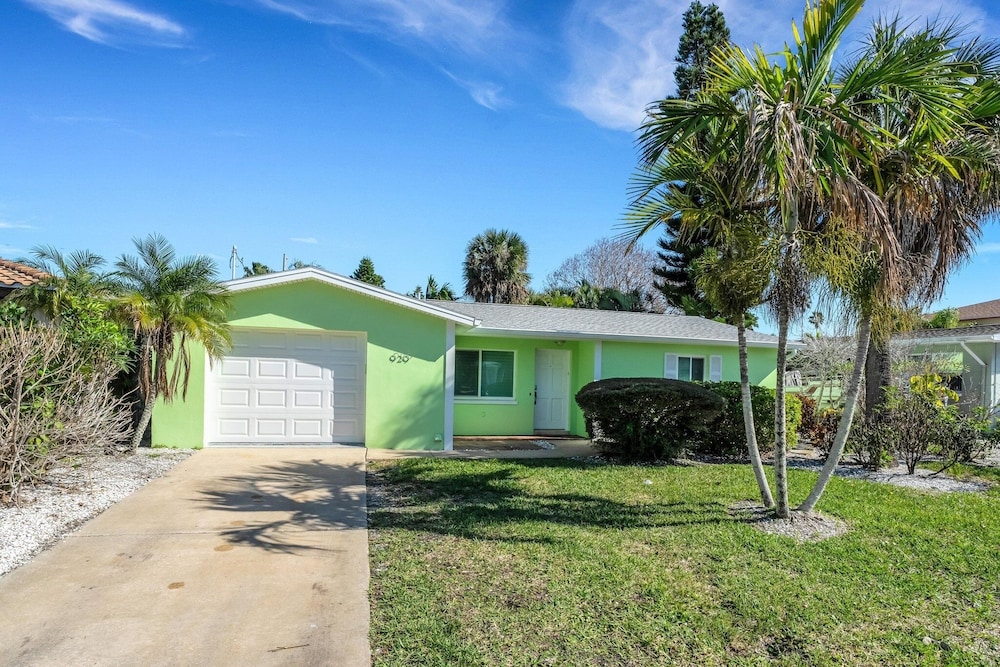 Key Lime Cove Beach House - Monthly Vacation Rental 2 Bedroom Home by RedAwning