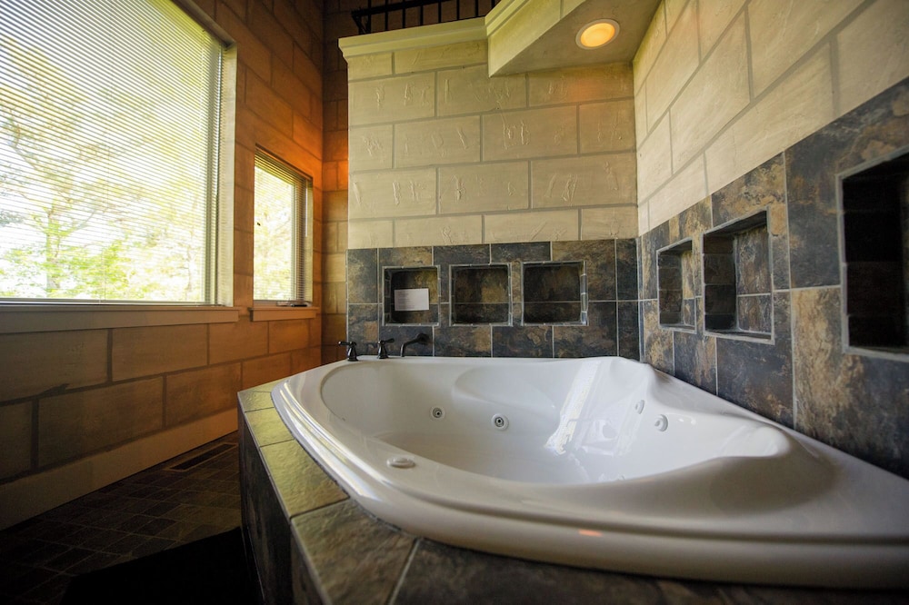 Eureka Springs Treehouses, Hobbit Caves & Castles