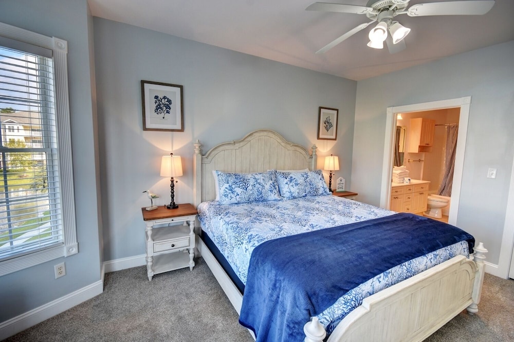 4827 Magnolia Lake Drive, #302 3 Bedroom Condo by RedAwning view 2
