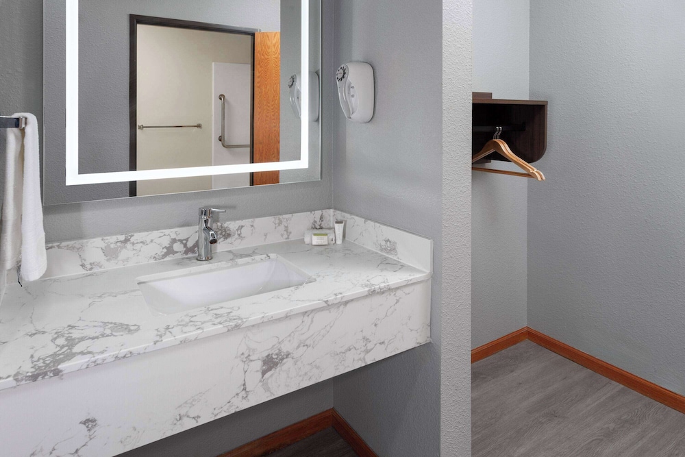 Super 8 by Wyndham McHenry/Fox Lake Area - Property Image 9