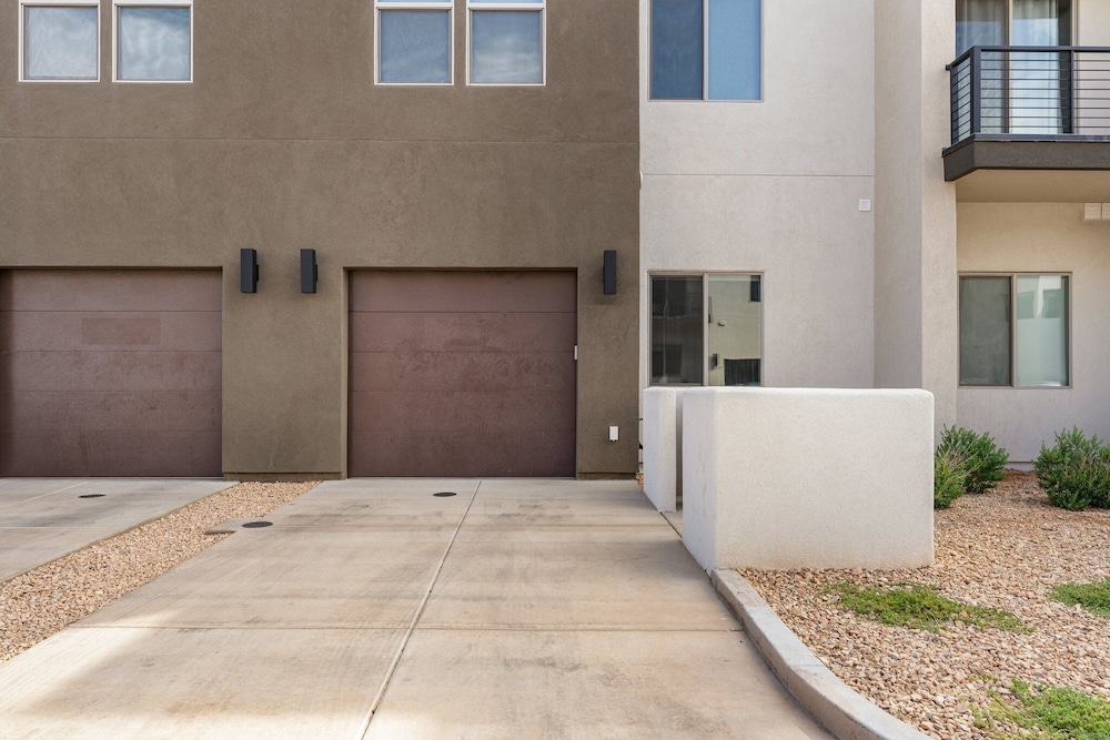 Canyon Country Oasis 6 Bedroom Townhouse
