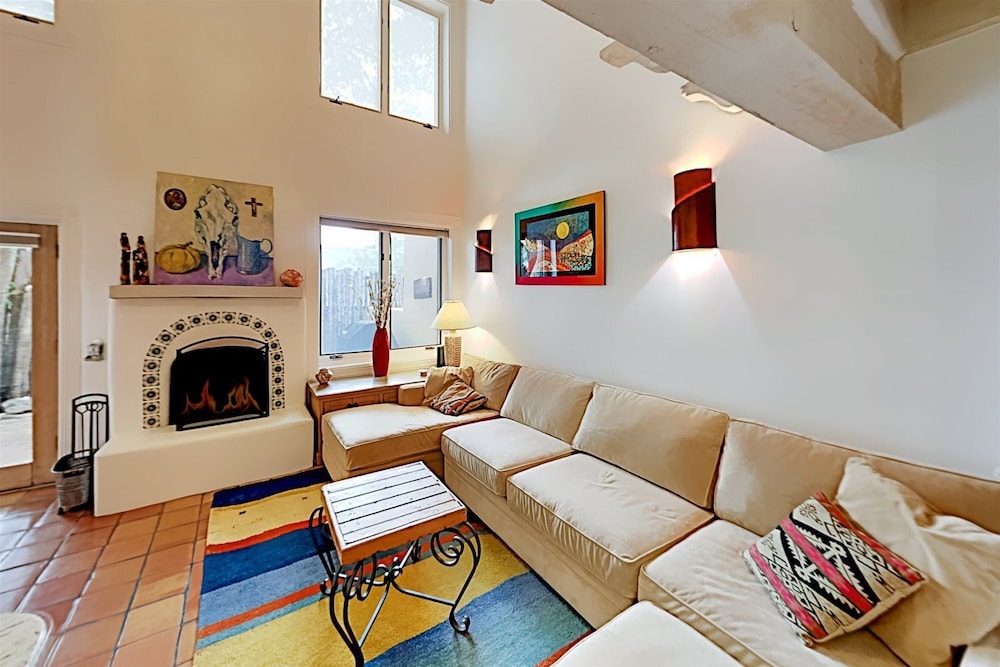 Casa Monzon - Perfect Location, Bright and Sunny Interior view 5