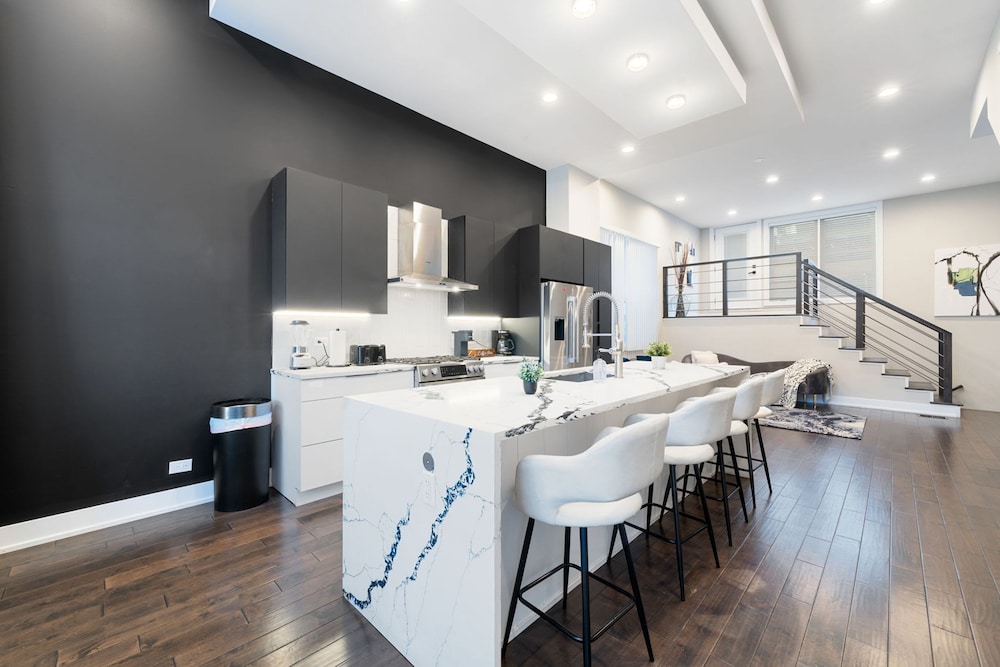 Magnificent NEW Home w 8 Beds Free Parking