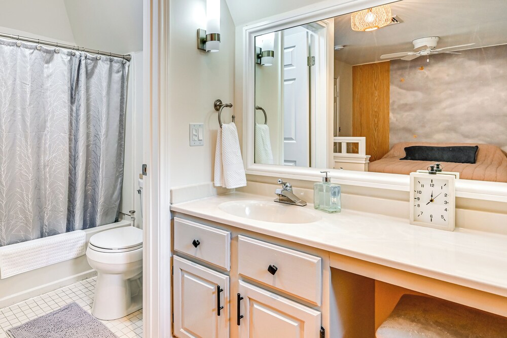 1 Mi to Mohegan Sun: Studio w/ Pool Access
