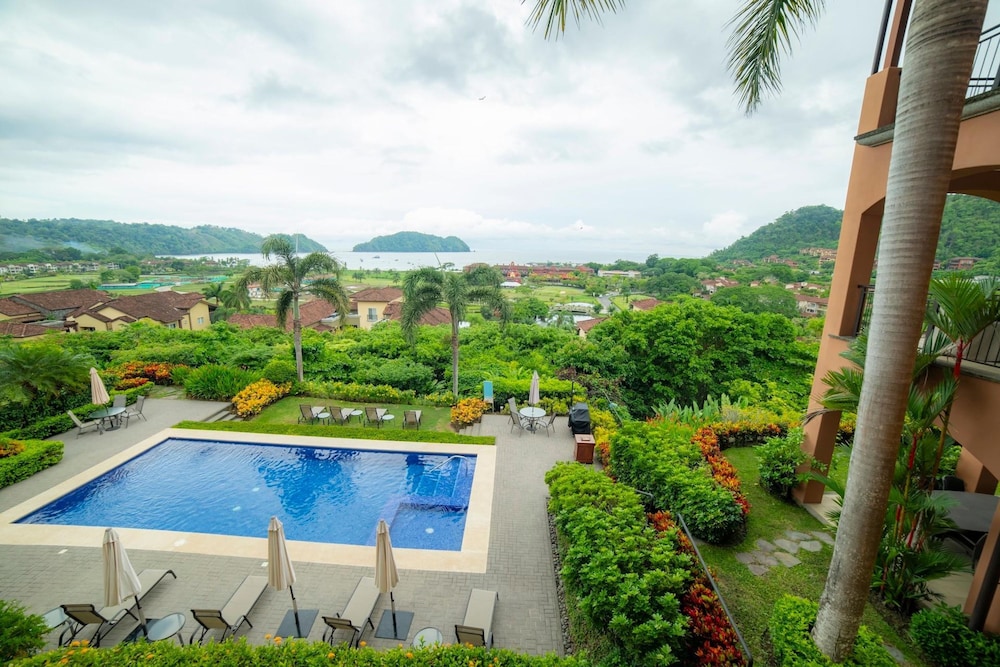 Altavista 5D 3 Bdr 2 bth Ocean View Condo