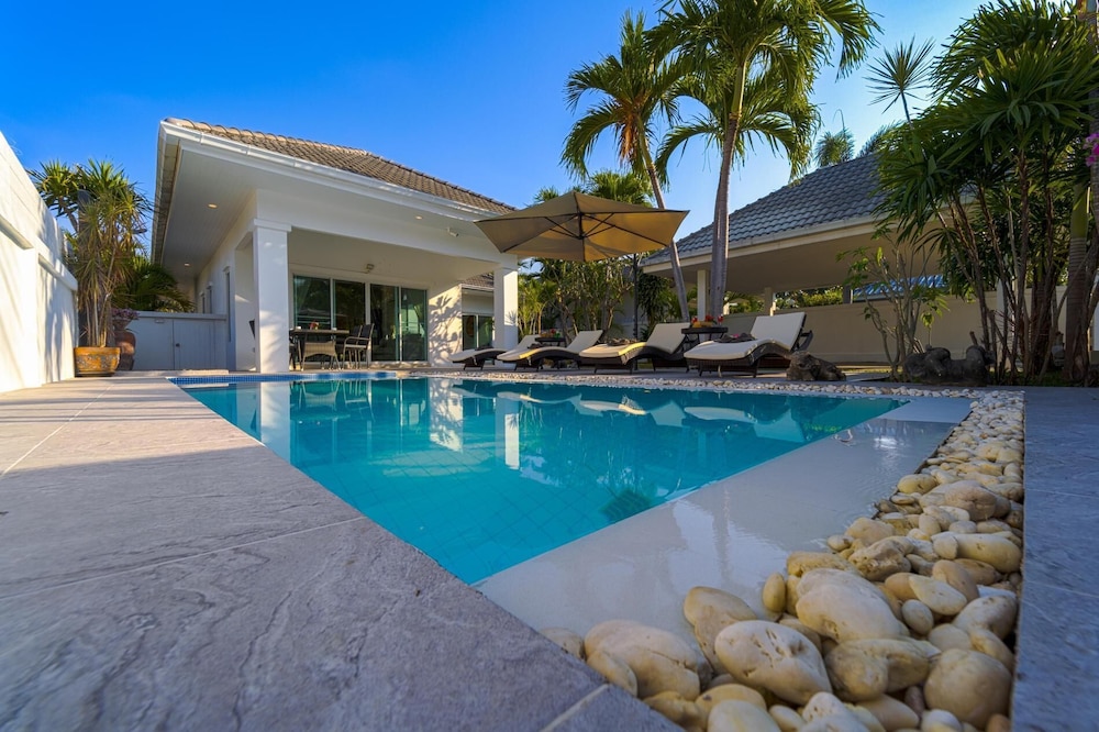 Modern Private 3 Bedroom Pool Villa GA1
