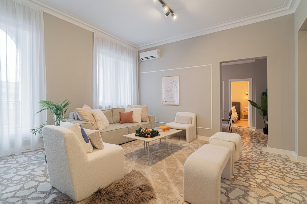 Loggia & Luxe 4BR Penthouse in Universitatii Area
