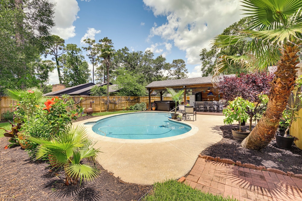 Outdoor Kitchen & Hot Tub: Tranquil Home in Humble