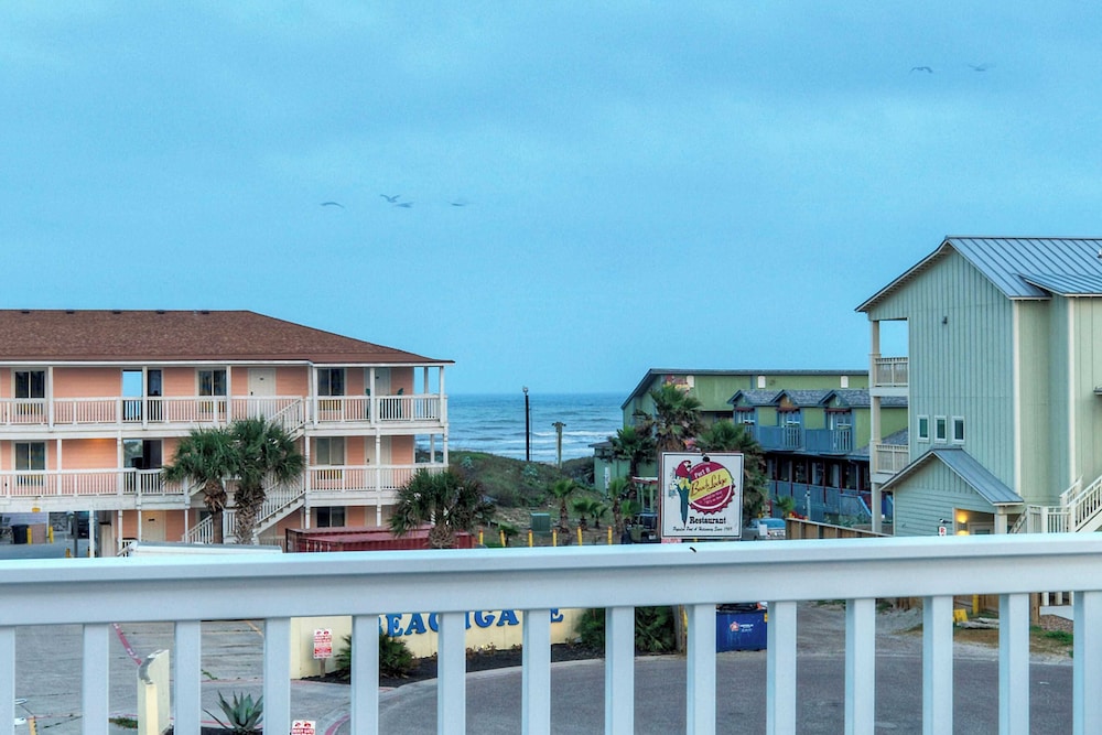 Sleeps 24 2 Homes w/ Beach Boardwalk Access & Deck Views Steps to the Beach