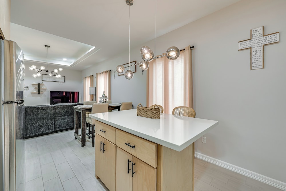 4 Mi to Dtwn: Modern Apartment in Edinburg!