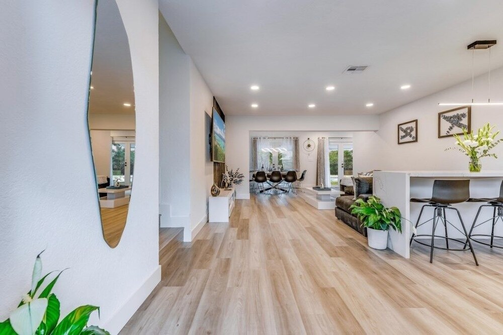 Fox Private Resort- Near Downtown & Beach 8 Bedroom Home