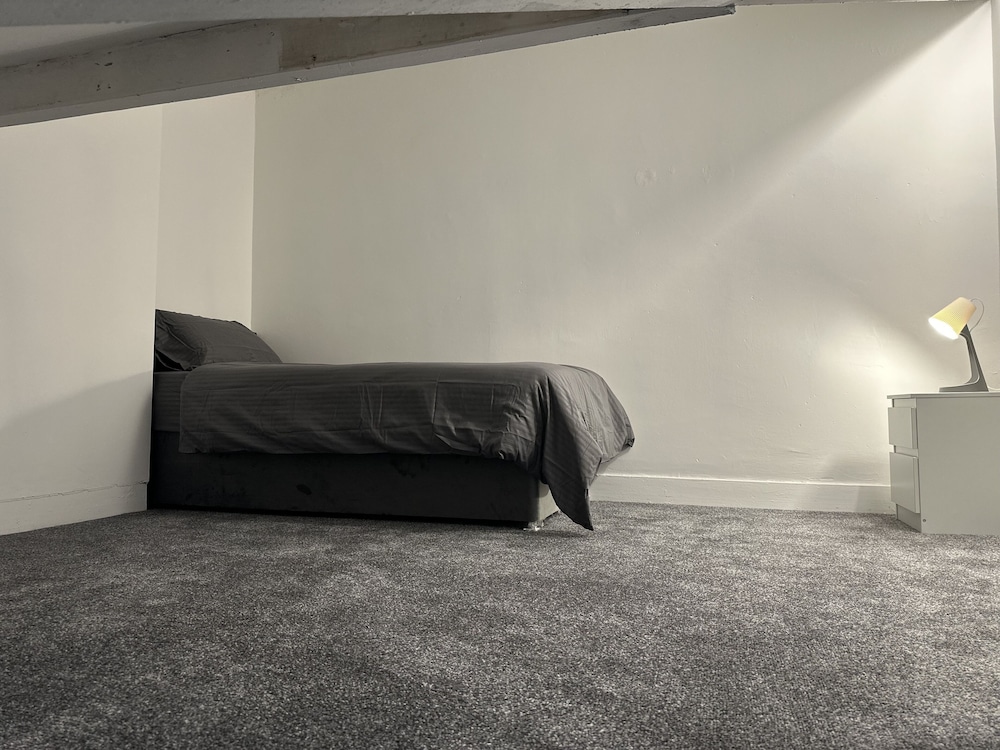 5-bed Apartment in Altrincham Near Airport view 3