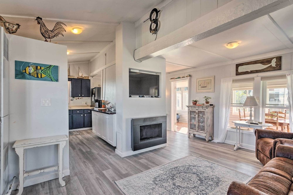 Seaside SK Getaway: Steps to Matunuck Beach!