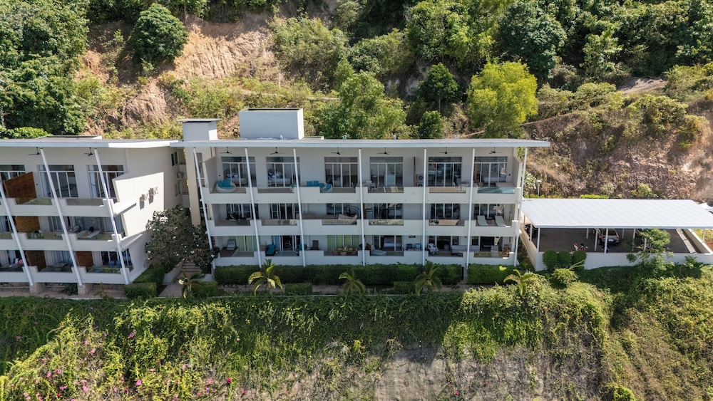 Hillside 2BR Seaview Pool Gym C258
