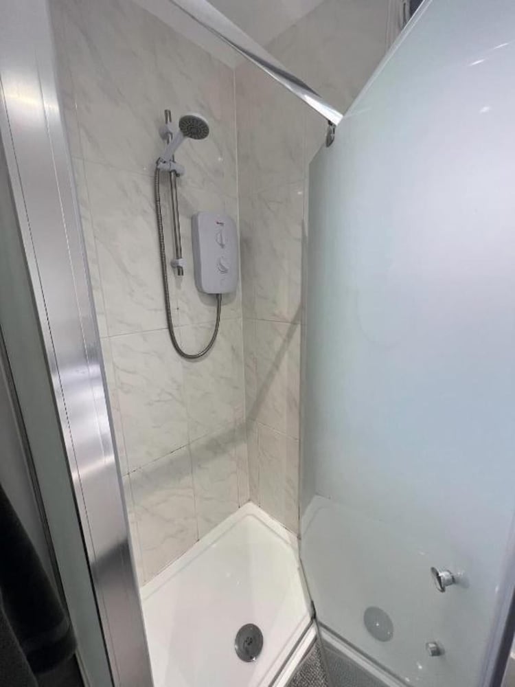 Spacious1br-6guests-walktoshops-fastwifi