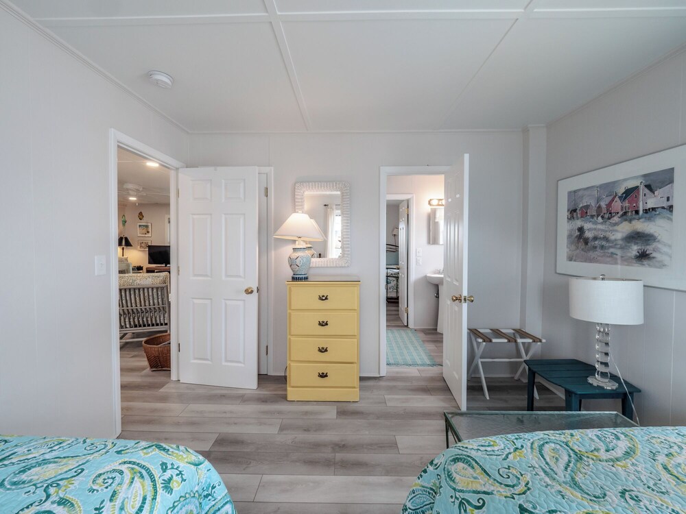 Lindy-B by Topsail Realty